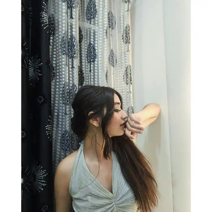 girls dp back pose