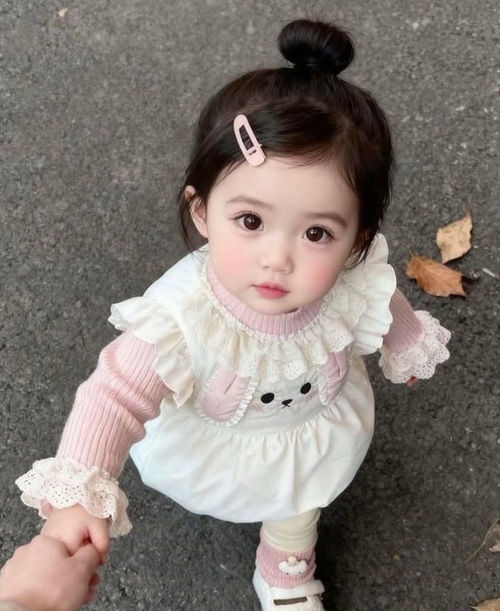Whatsapp DP Cute baby girl