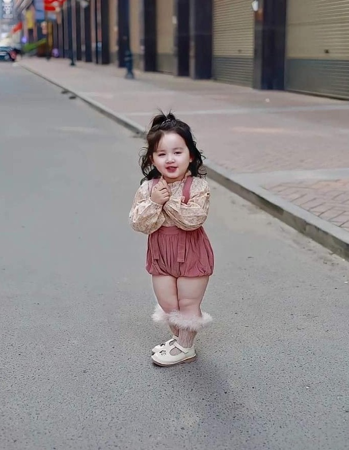 Whatsapp DP Cute baby girl