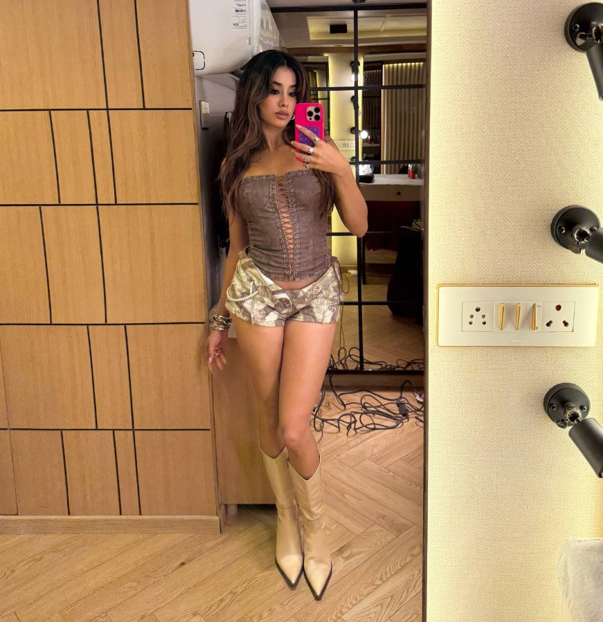 Janhvi Kapoor Hot Pics