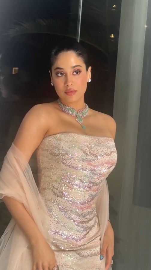 Janhvi Kapoor Hot Pics
