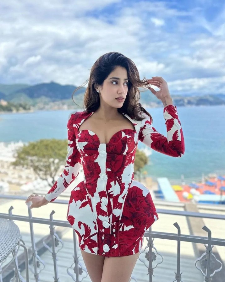 Janhvi Kapoor Hot Pics