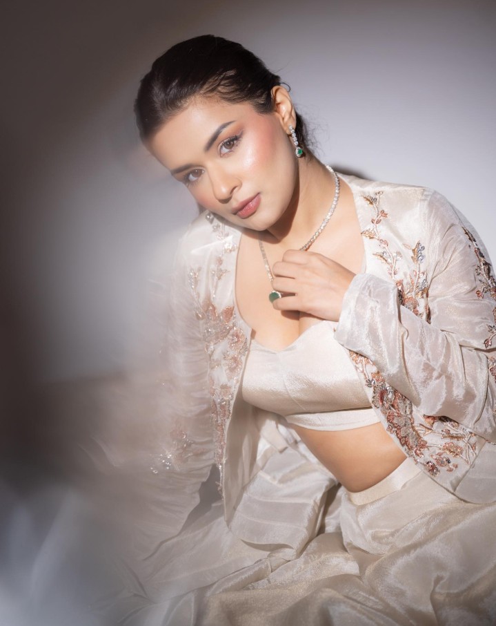 Avneet Kaur Hot Pics