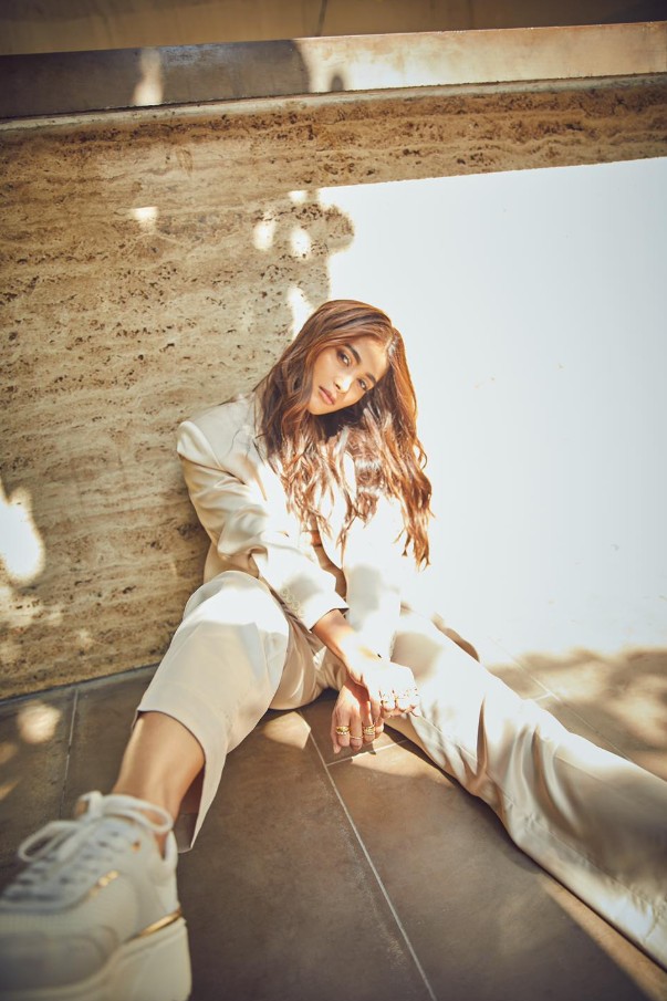 Pooja Hegde Hot Pics