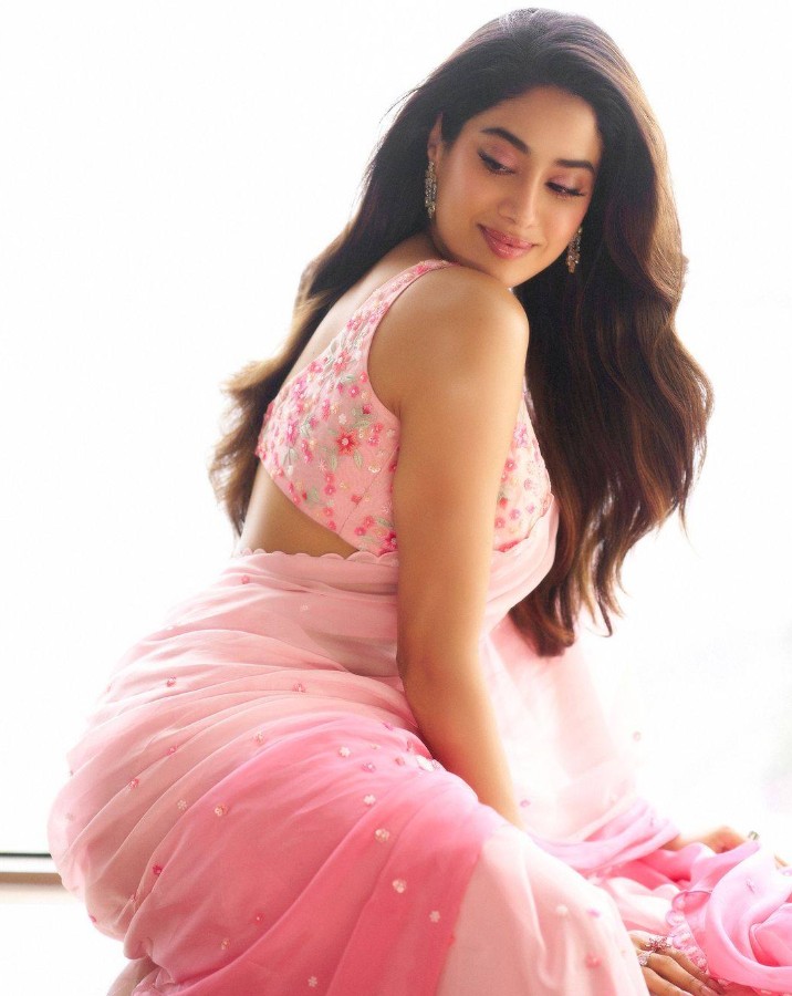 Janhvi Kapoor Hot Pics