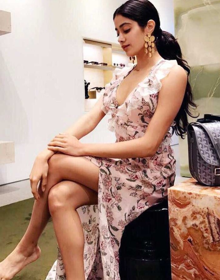 Janhvi Kapoor Hot Pics