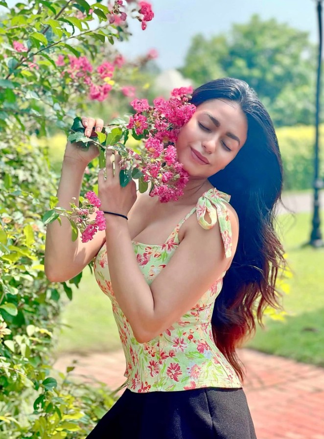 Soundarya Sharma hot Pics