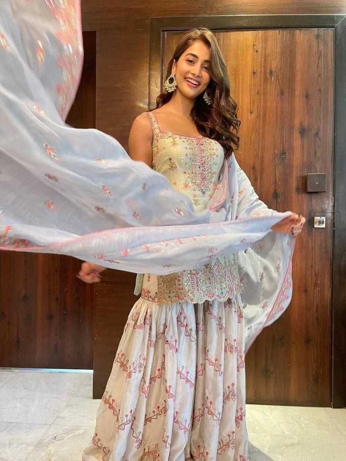 Pooja Hegde Hot Pics