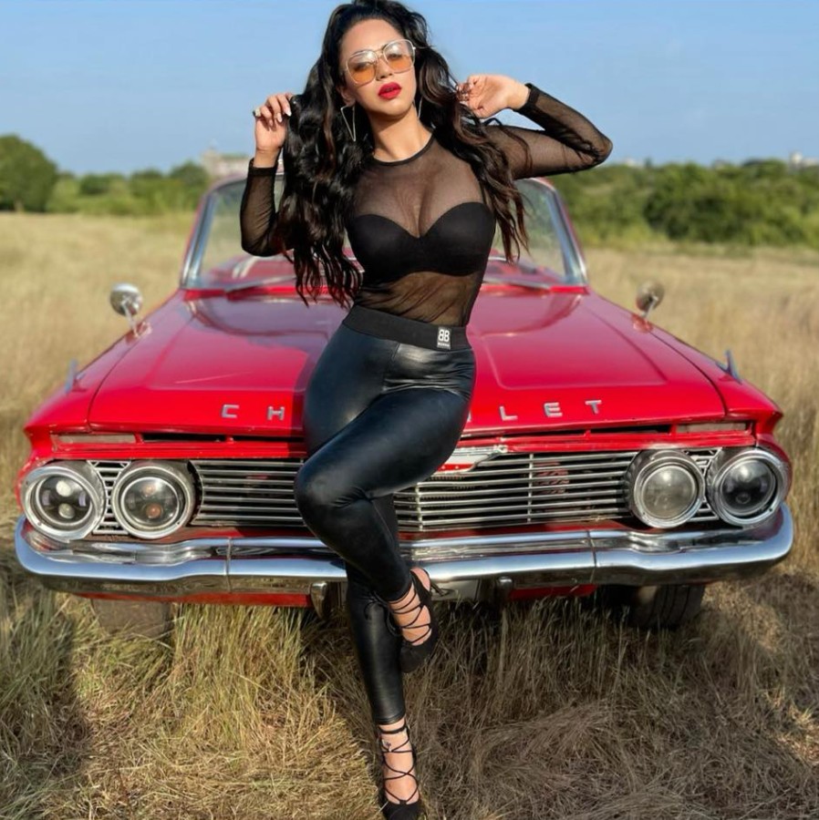 Soundarya Sharma hot Pics