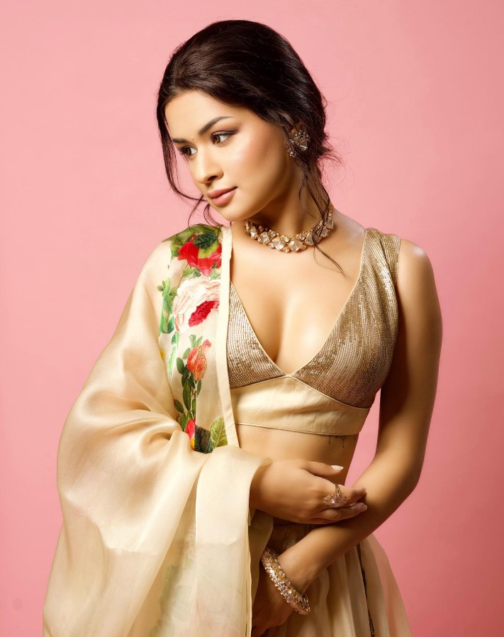 Avneet Kaur Hot Pics