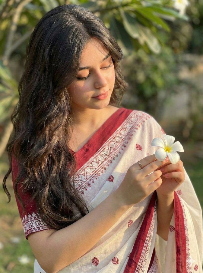 [1098+] Saree Girl Dp, Images, Photos, Pics, Pictures & Wallpapers (2026)