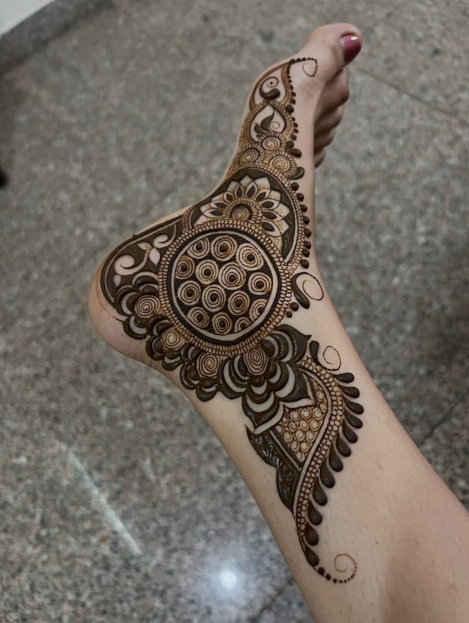 Stylish Leg Mehndi Design