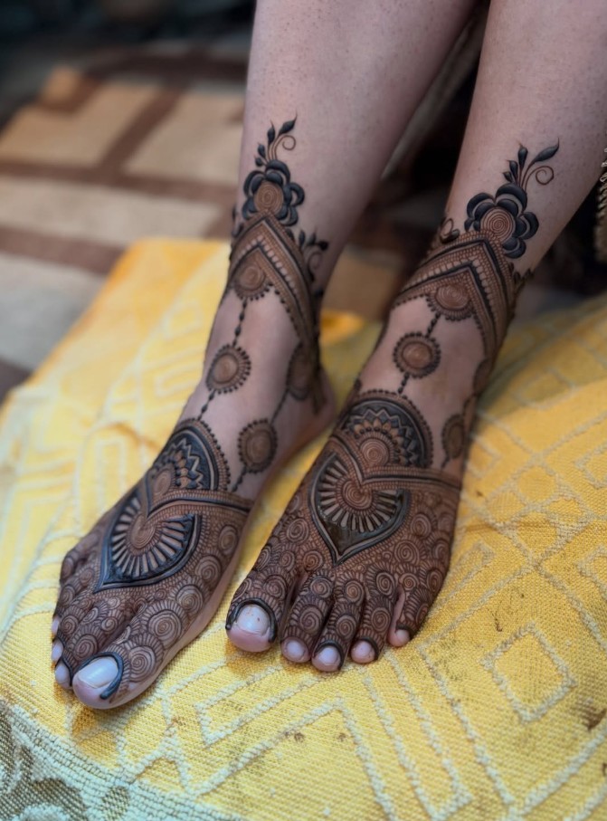 Stylish Leg Mehndi Design