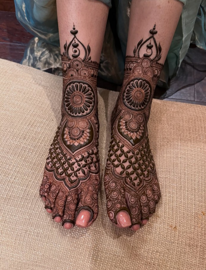 Stylish Leg Mehndi Design