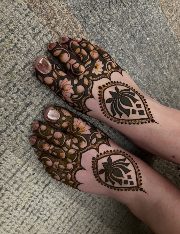 Stylish Leg Mehndi Design