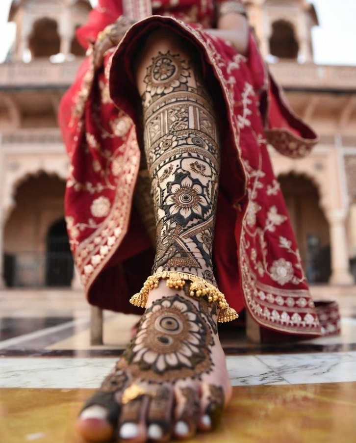 Stylish Leg Mehndi Design