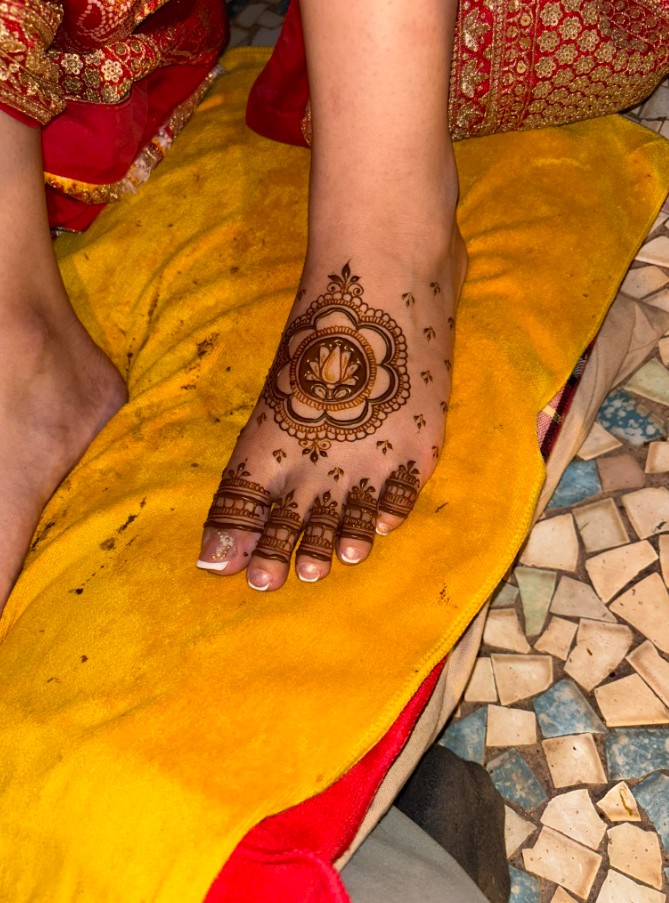Stylish Leg Mehndi Design