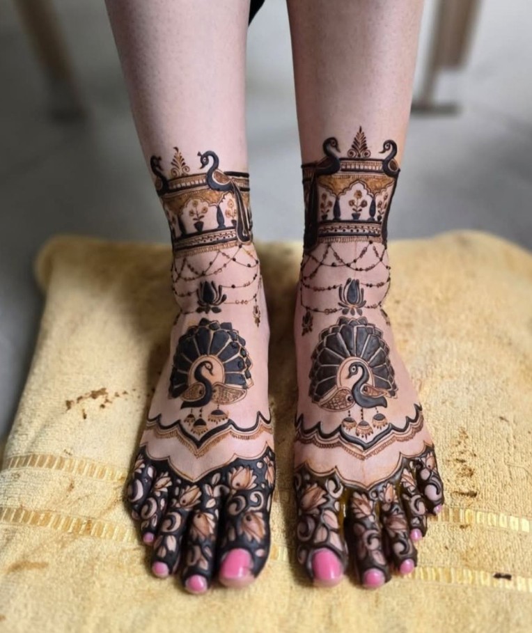 Stylish Leg Mehndi Design