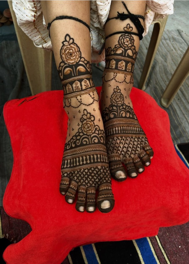 Stylish Leg Mehndi Design