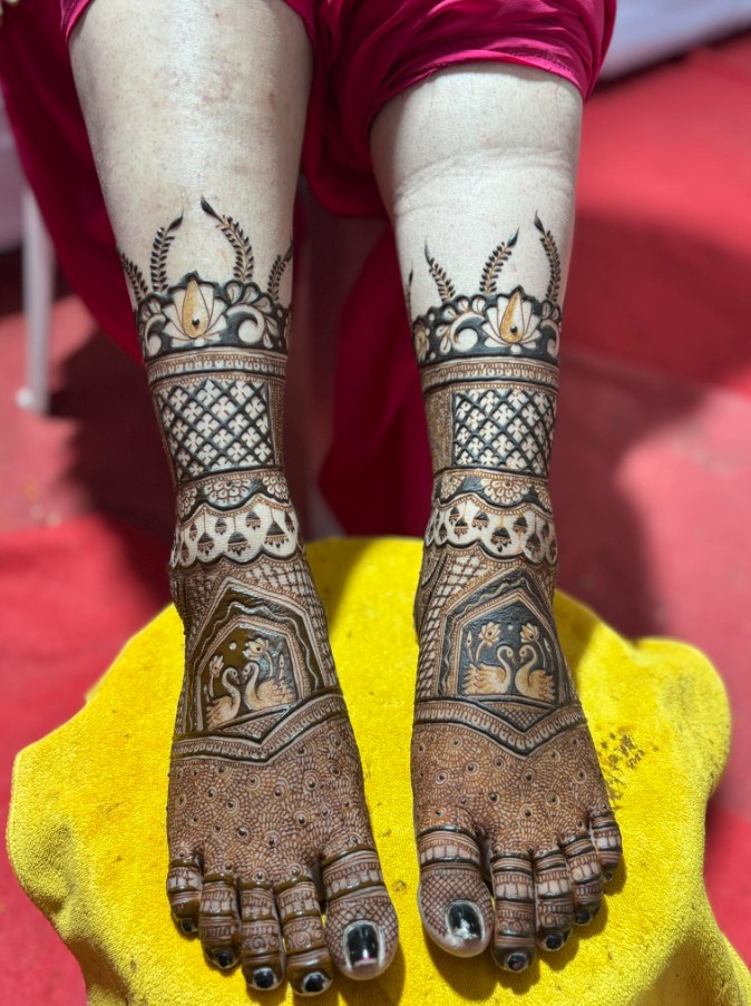 Stylish Leg Mehndi Design