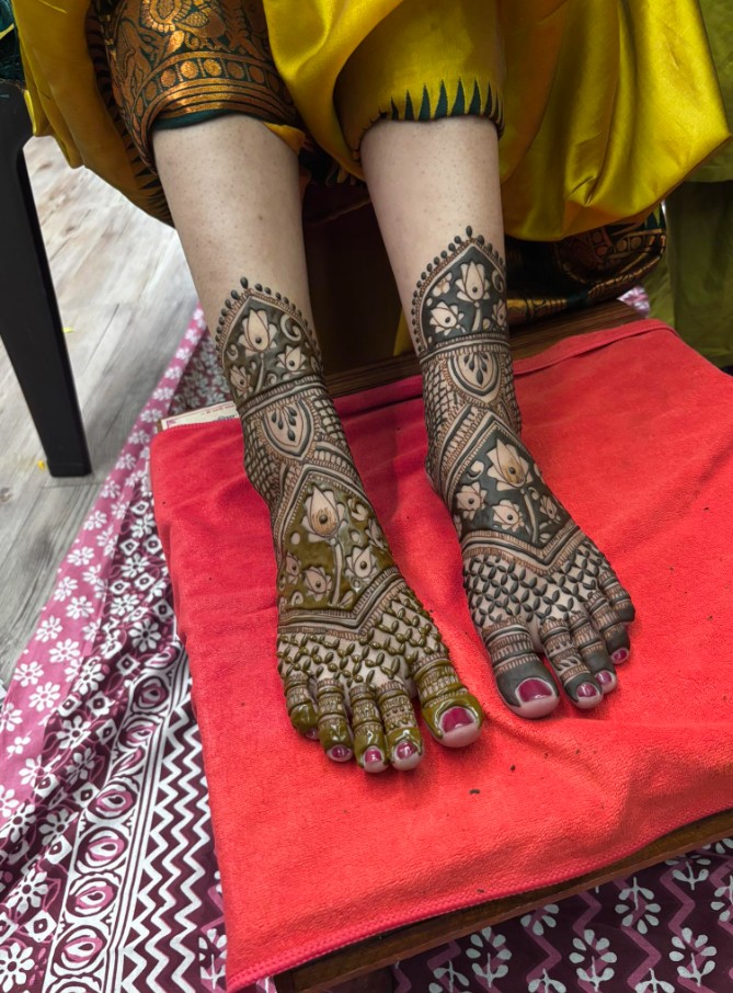 Stylish Leg Mehndi Design